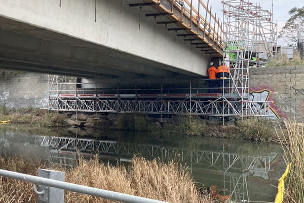 210518-Malcolm-Creek-Bridge,-Craigieburn-Hung-scaffold-leftside