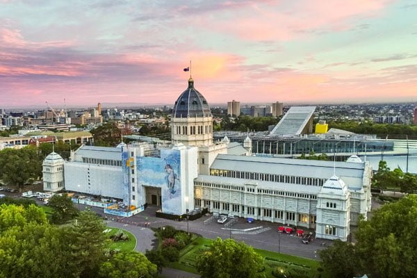 Royal-Exhibition-Building-with-whole-building-and-artwork-on-Scaffold-behind-the-white-curtains